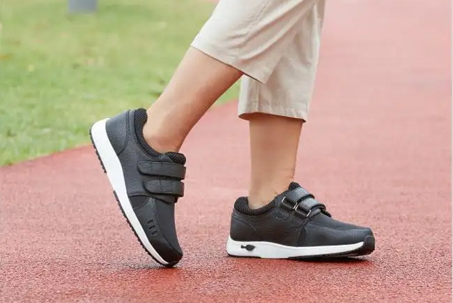 kasus perusahaan terbaru tentang Sepasang sepatu yang nyaman sangat penting untuk mencegah diabetes kaki